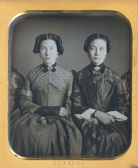 John Q. Currier, Agnes and Adrianna Pillsbury, 6th plate daguerreotype (1851-1854).