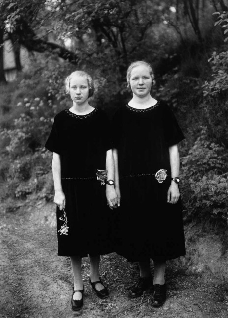 August Sander, Country Girls (1925).